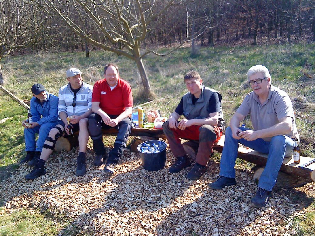 Probesitzen auf den neuen Bänken am Vosspfad